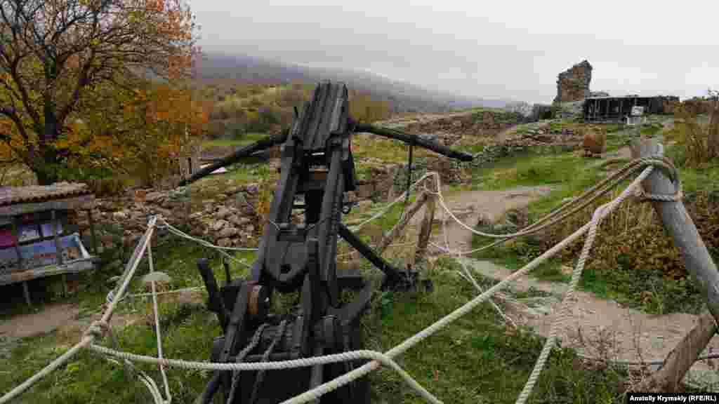 Действующая на территории музея под открытым небом копия средневекового орудия – баллисты