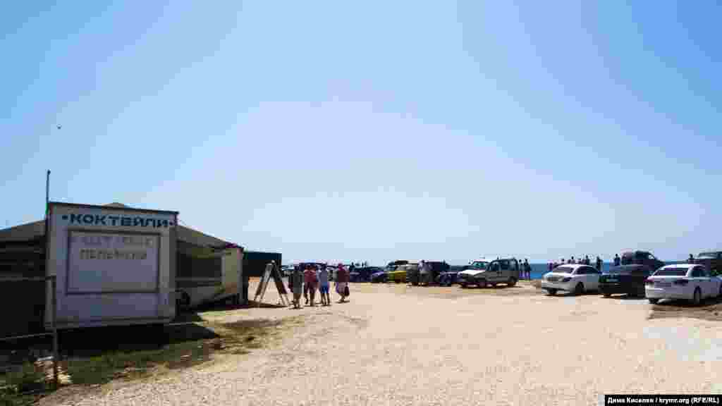 Здесь же есть бесплатная парковка – свободных мест достаточно