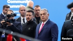 ვოლოდიმირ ზელენსკი (მარცხნივ) და ვიქტორ ორბანი (მარჯვნივ). პუშკაშის არენა, ბუდაპეშტი