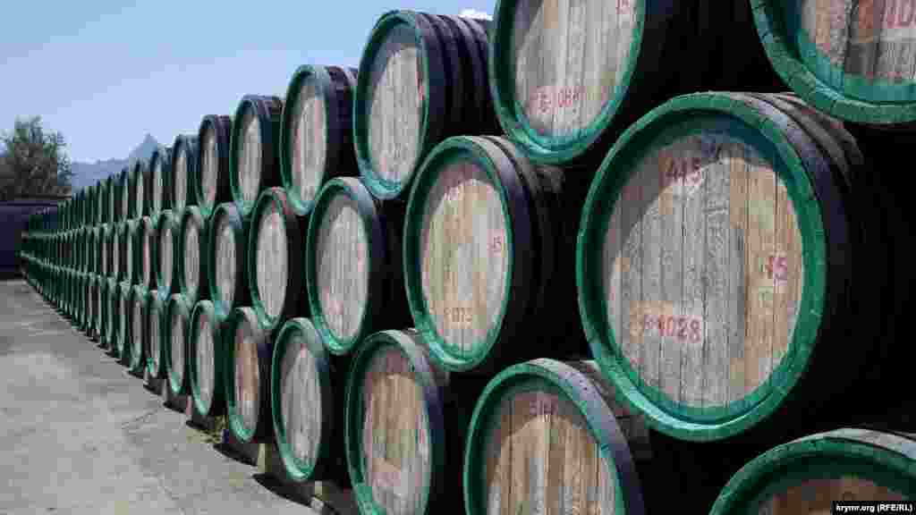 Мадерная площадка. Здесь мадера (натуральное десертное вино из отборных и собранных по мере созревания виноградных ягод португальского острова Мадейра) вызревает 3 года, прежде чем ее разольют в бутылки