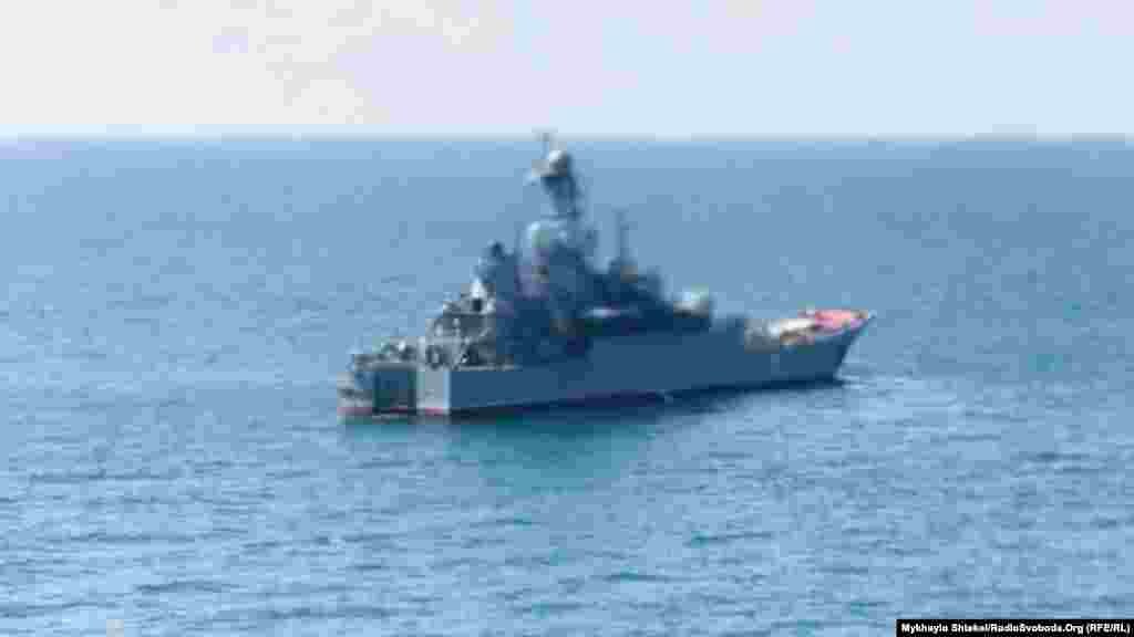 Великий десантний корабель «Азов» (Росія). Також поблизу був помічений сторожовий корабель «Сметливий»