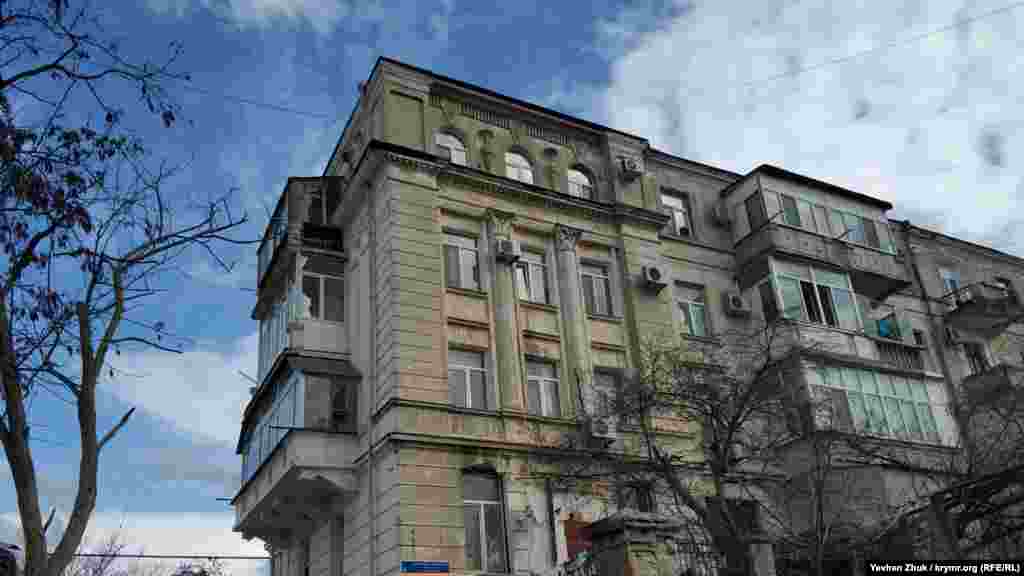 Фасад дома украшен массивными полуколоннами с капителями. Четырехэтажный кирпичный дом по улице Карла Либкнехта, 79 построен в 1938 году. Эта улица в конце XIX века называлась Новой, в начале XX века Николаевской, а с 3 января 1921-го носит имя Карла Либкнехта – деятеля Компартии Германии