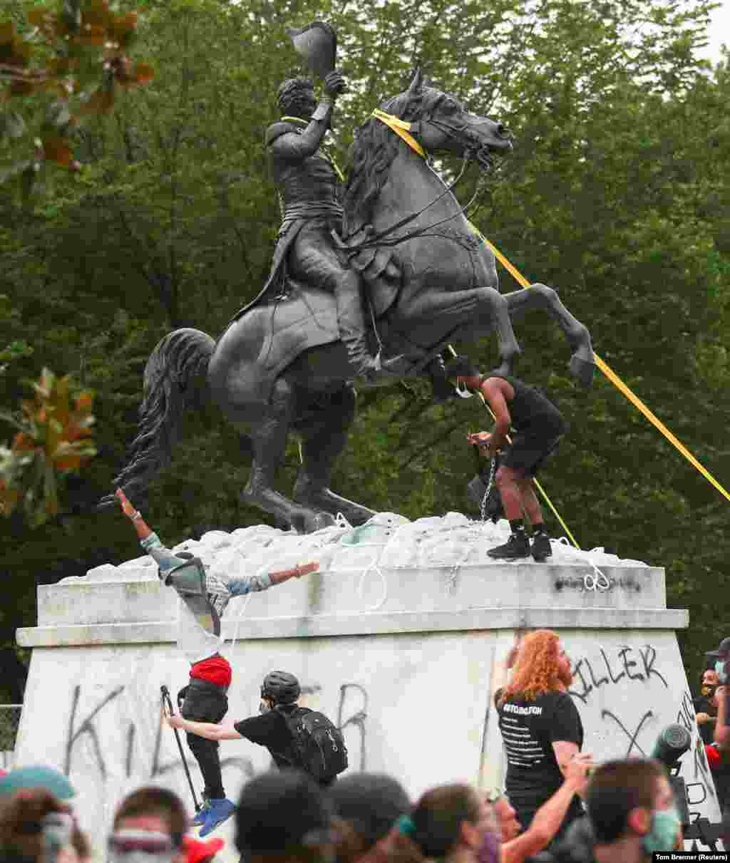 Протестувальники намагаються знести пам’ятник президентові США Ендрю Джексонові в центрі парку Лафайєт перед Білим домом під час акцій протесту проти расової нерівності в Вашингтоні, округ Колумбія, США