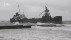 В Одесі до берега прибило танкер – відео В Одесі до берега прибило танкер – відео