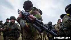 Добровольчий батальйон «Донбас» під час навчань у Маріуполі. 1 квітня 2015 року (@Shutterstock)