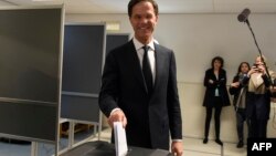 Марк Рютте голосує на парламентських виборах. Нідерланди, 15 березня 2017 року