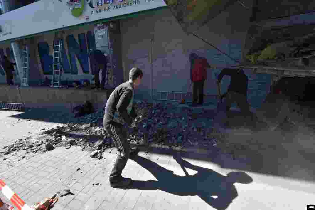 Активісти «Національного корпусу» розблокували центральний офіс «Сбербанку» на Володимирській в Києві, 28 березня 2017 року БІЛЬШЕ ПРО ЦЕ