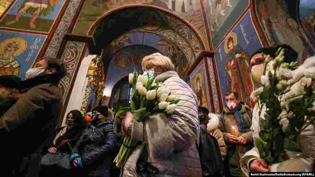 Втім, численні мистецькі проєкти творив у Львові. Сергій Проскурня був серед співзасновників мистецького об’єднання «Дзиґа» у Львові