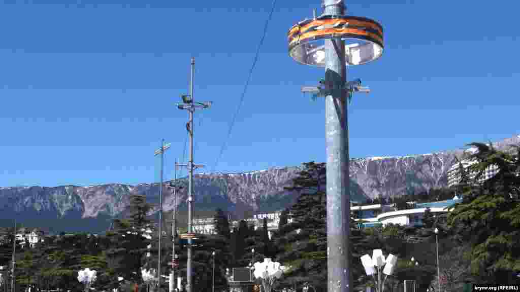 Ко Дню победы на улицах Ялты развешивают «георгиевские ленточки», 27 апреля 2017 года