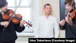 Валерий Кацуба на открытии выставки в Академии художеств с музыкантами ReTrio Band, фото Ирина Токачева