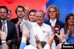 Польський прем’єр Дональд Туск святкує перемогу на виборах до Європарламенту зі своєю партією «Громадянська платформа»
