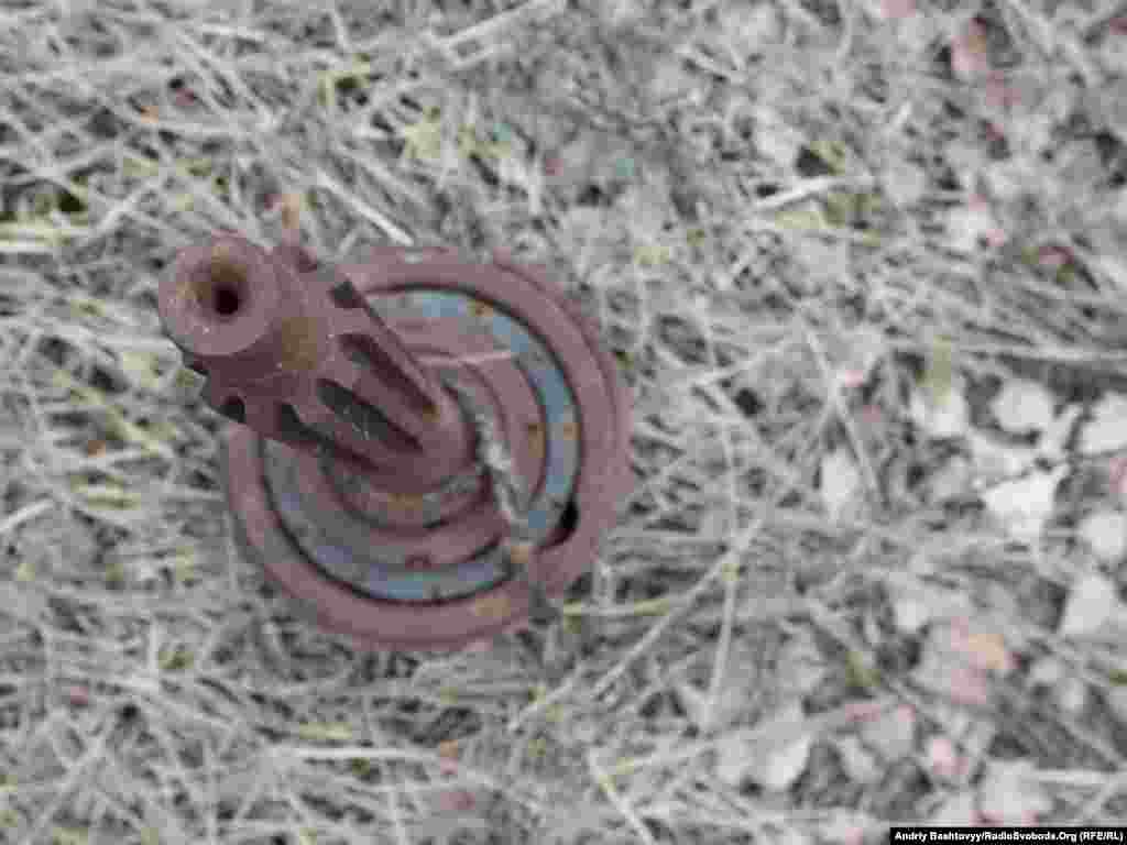 Він найближчий до населених пунктів, і тому місцеві жителі проникають на територію і, не виключено, виносять забруднений метал.