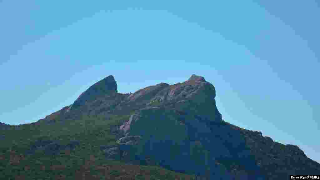 Гора Ильяс-Кая над урочищем Ласпи. Там, в вышине, есть удивительное место, называемое «Храмом Солнца»