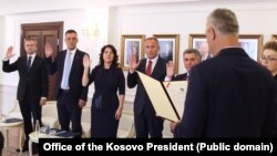 Bivši predsednik Kosova Hašim Tači imenovao je Radomira Labana(drugog s leva) za sudiju Ustavnog suda u avgustu 2018. godine.