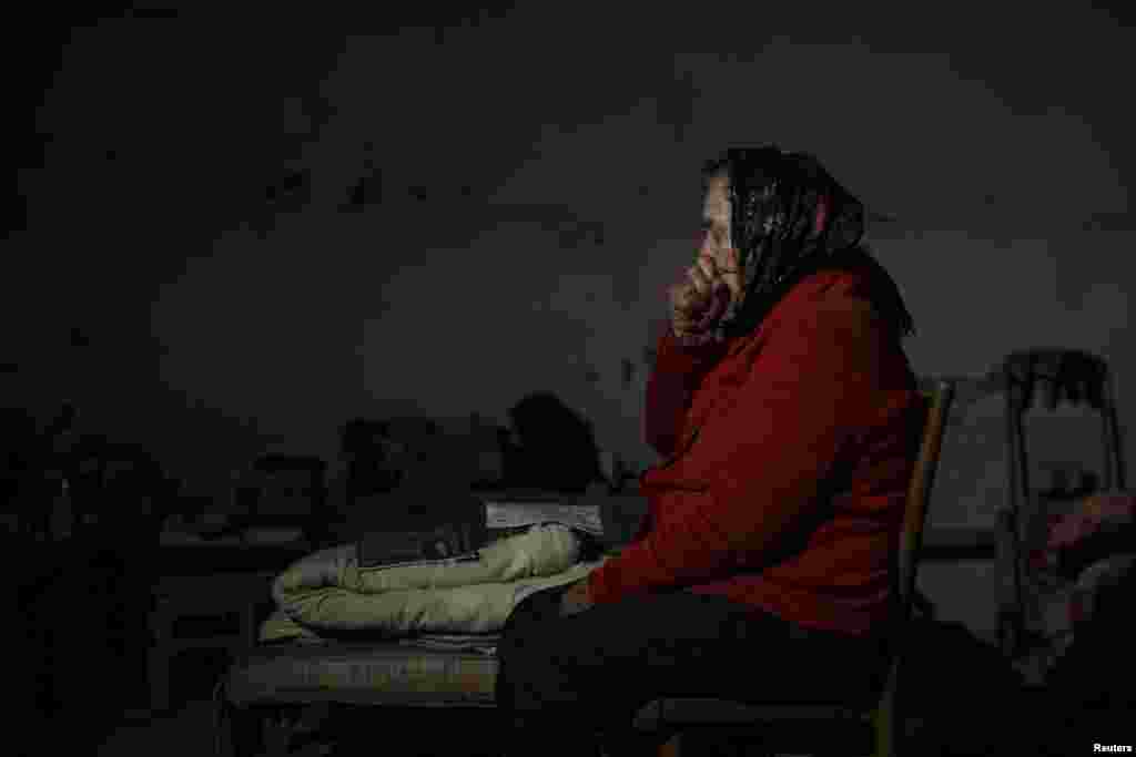 Літня жінка у підвалі-бомбосховищі під час артобстрілу міста Ясинувате, 22 вересня 2014 року 