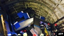 На месте катастрофы поезда в московском метро, 15 июля 2014 г.