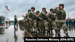 Російські солдати марширують під час церемнії відкриття російсько-білоруських навчань «Захід-2021» у вересні 2021 року