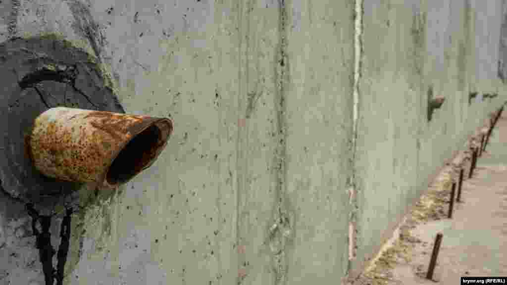 Там по неосторожности запросто можно пораниться «технологическими» остроконечными железками