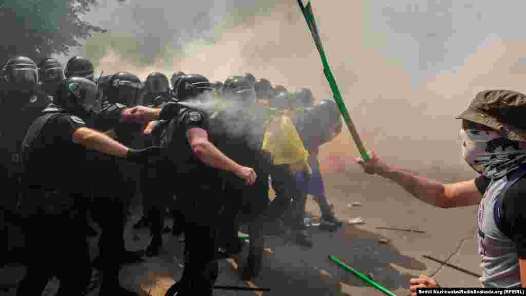 Під Офісом президента 14 серпня пройшла акція «Зупинимо капітуляцію!», сталися сутички учасників з правоохоронцями