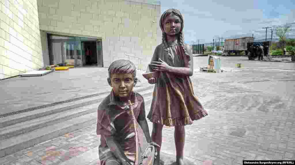 Еще один памятник на территории комплекса 