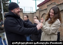 თბილისის მე-9 სკოლის კლუბის მოსწავლეები საქართველოს საპატრიარქოს საზოგადოებასთან ურთიერთობის სამსახურის წარმომადგენელთან, მამა კონსტანტინე დავითაშვილთან ერთად თბილისის საფეხმავლო ტურზე;