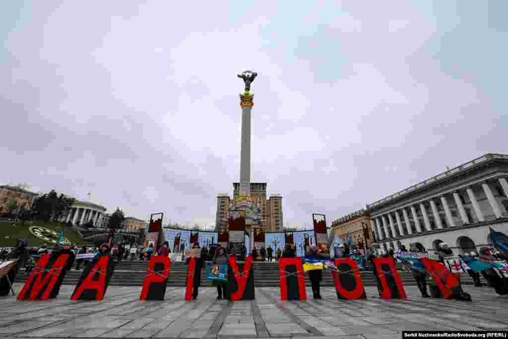 Родичі українських морпіхів, які перебувають у полоні, та активісти під час акції «1000 днів полону» на майдані Незалежності у Києві. 6 січня 2025 року