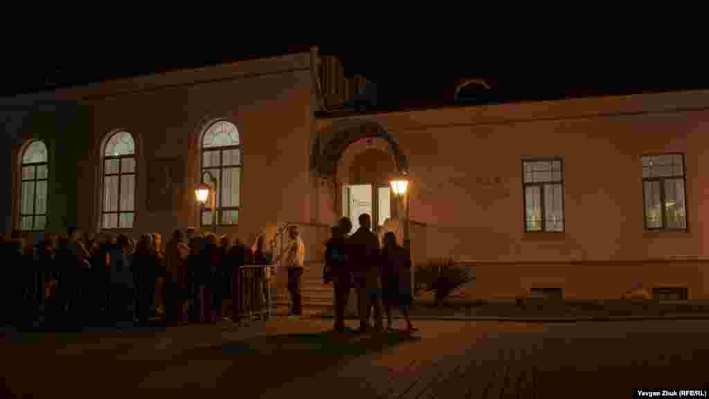 В очереди в Зал античной экспозиции почти никто не соблюдал дистанцию и масочный режим 