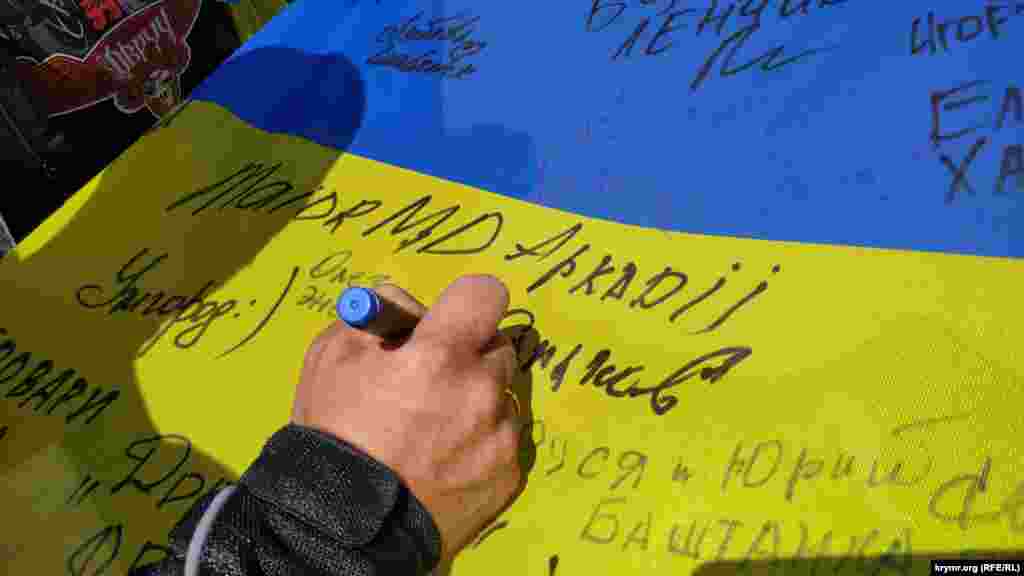 По словам организаторов мотопробега, этот флаг передали украинские военные, которые находятся на Донбассе. Байкеры поставили на нем и свои подписи