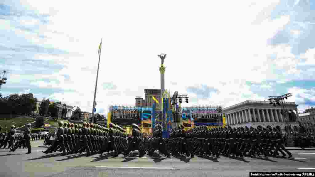 Військові крокують Хрещатиком під час урочистостей на честь Дня Незалежності України