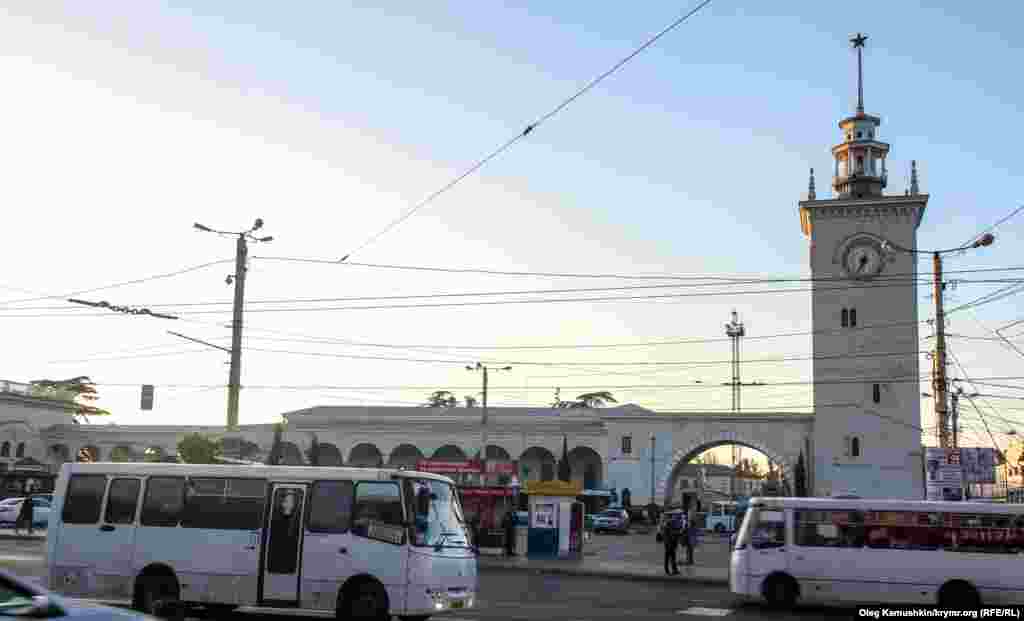 Симферополь, башня с часами. Железнодорожный вокзал крымской столицы и его самый узнаваемый элемент – башню с часами – возвели в 1951 году. Увенчанная красной звездой башня достигает 42 метра в высоту, а циферблат часов украшают фигуры знаков зодиака