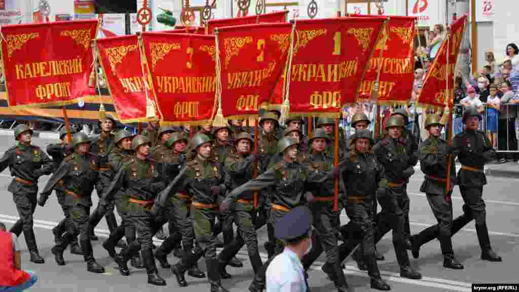 Военнослужащие в красноармейской форме образца 1943-1945 годов прошли с копиями знамен советских фронтов. Как проходили российские военные парады в трех городах Крыма – смотрите в фоторепортаже Крым.Реалии