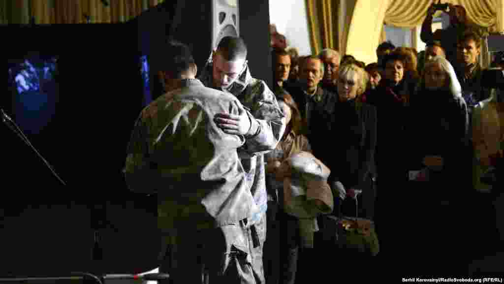 Багато хто не міг стримати сльози