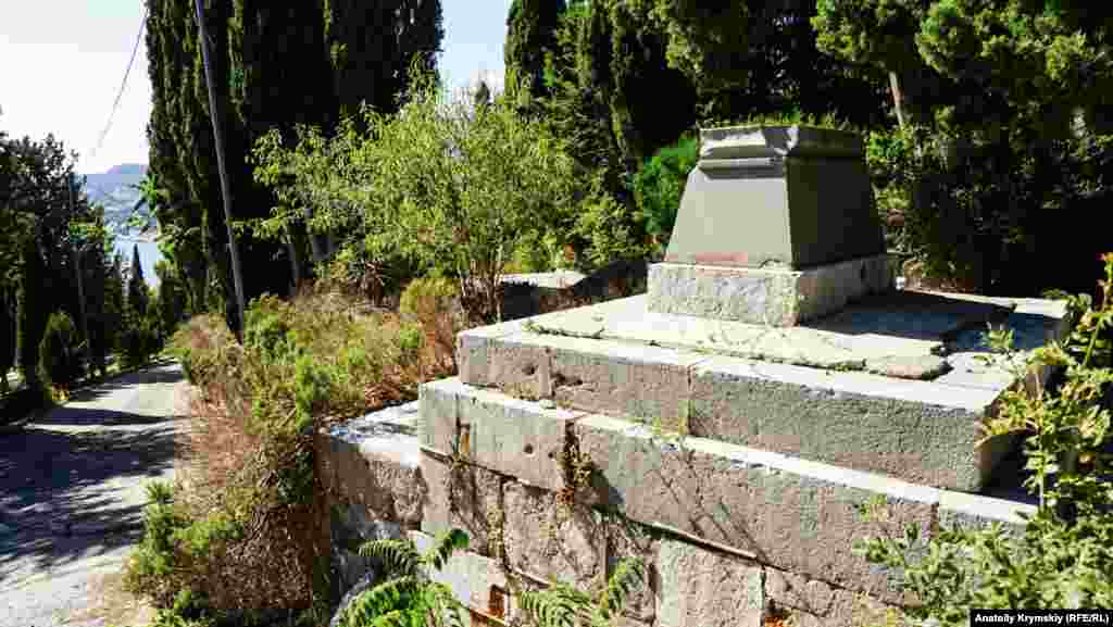 Могила Євгена Григорука – українського й радянського поета, перекладача, організатора друкарської справи в Україні. Надгробок зберігся, але потребує реставрації