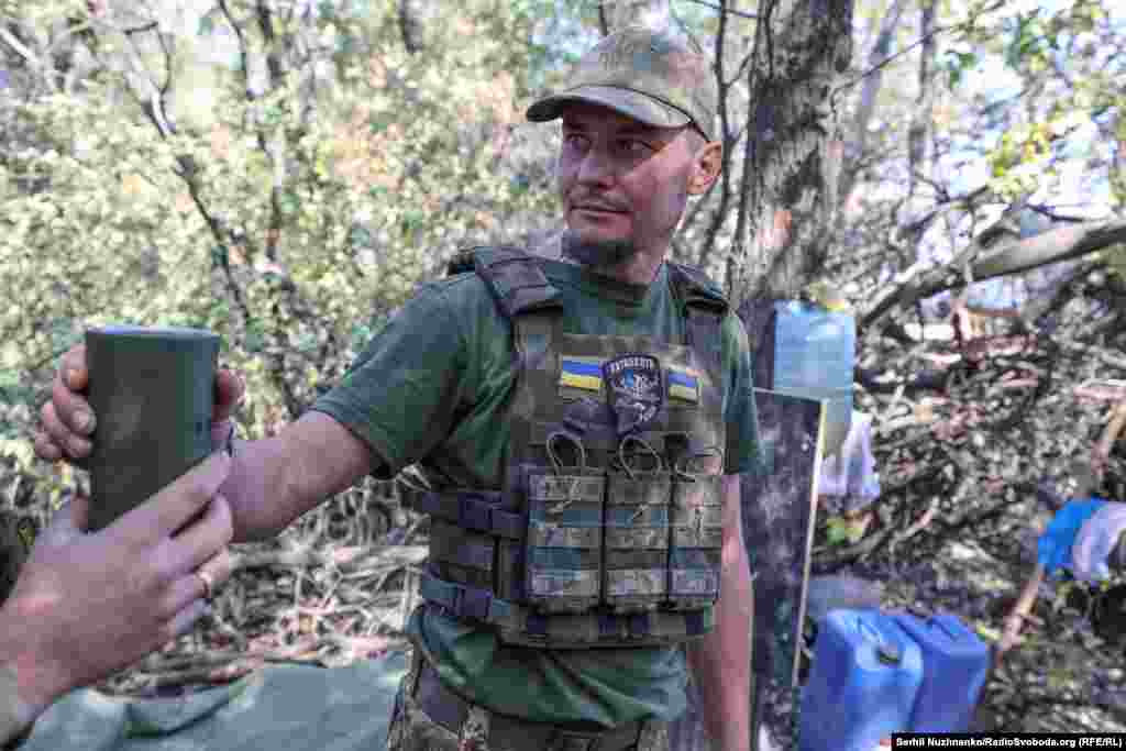 Андрій пропонує кореспондентам та побратимам каву. Йому 36 років, на повновномасштабній війні він з 1 березня 2023 року. Будівельник у цивільному житті, зараз він – механік-водій