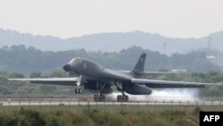 Южная Корея. Американский бомбардировщик взлетает с базы Осан