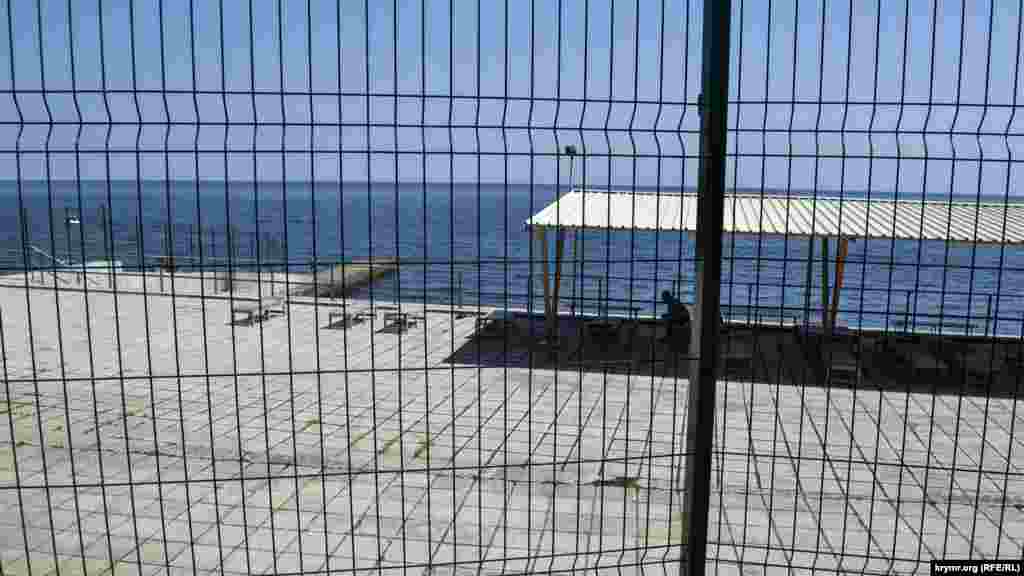 За пляжем «Черноморья» расположен пляж санатория «Узбекистан», который многие годы закрыт на ремонт. Впрочем, режим тут не такой суровый, как в «Черноморье», некоторым отдыхающим удается на него пробраться 