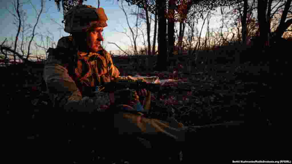 «Батько мені створював перешкоди кожен раз. Батько був проти з самого початку, бо сам у свій час в Афганістані проходив службу. Вони з моїм військовим комісаром служили разом. Війна почалася, я пішов. Відмовили раз, відмовили другий. Пізніше пішов напряму до комісара. Він сказав, що це тато (перешкоджає – ред.). Пішов до батька й нагадав йому, чого він мене вчив з дитинства – бути чоловіком до кінця. Або ти схибив, або ж чоловік до кінця. Тато заплакав і відпустив мене в армію. Я й пішов. Чоловік повинен захищати свій дім. Україна – це дім, захищаєш Україну, захищаєш свій дім, на цьому все сказано», – так Євген нас почав знайомити із своєю біографією