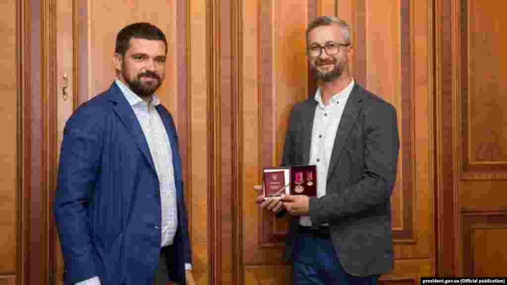 В сентябре 2020 года первый заместитель руководителя Офиса президента Украины Сергей Трофимов (слева) вручил Нариману Джелялу орден «За заслуги» III степени