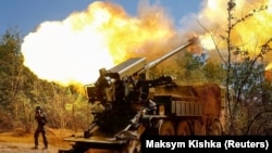 Українські військові 44-ї окремої артилерійської бригади ЗСУ ведуть вогонь по позиціях армії РФ із гаубиці 2С22 «Богдана». Запорізька область, 20 серпня 2025 року