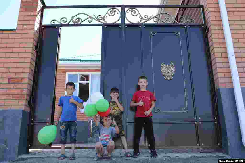 На новой улице много детей