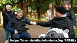 Олександр Іванов (ліворуч) і Андрій Скорбатюк отримали важні черпно-мозкові поранення. Нині вони проходять реабілітацію