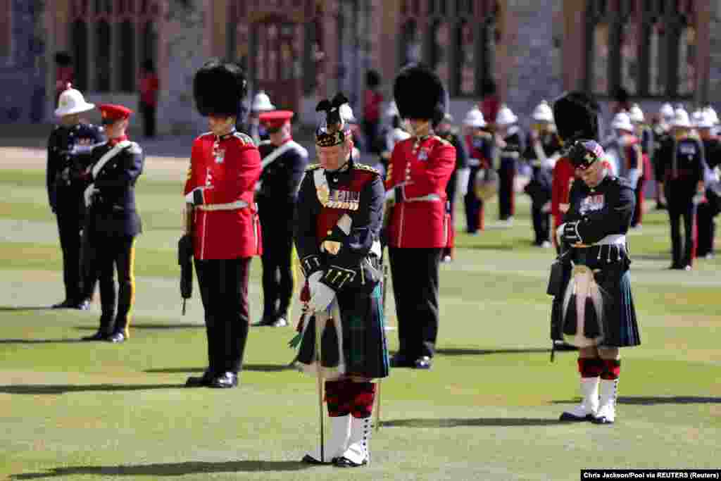 Військові вшановують пам'ять британського принца Філіпа, чоловіка королеви Єлизавети II, хвилиною мовчання. Віндзор, Велика Британія, 17 квітня 2021 року