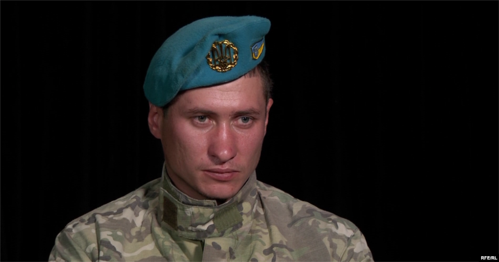 Юрій СОВА, боєць 80-ї аеромобільної бригади: «Ми розуміли, що нас або вб’ють, або евакуюють. Про полон тоді навіть мови не йшло. З часом ми зрозуміли, що допомоги вже не буде, але вирішили стояти до кінця. Хлопцям ставало гірше, за ніч у нас на руках померло п’ятеро. Вирішили, аби врятувати чотирьох, Толік «Спартанець» має йти домовлятися про «коридор» для поранених. Ми знайшли білу ганчірку, прив’язали її до палиці і він пішов. Деякі хлопці були проти, пропонували самим себе підірвати. Тарас Колодій казав, що кадирівці й так нас уб’ють. Тоді, правда, поранених хлопців стало шкода, ми за них більше хвилювалися, ніж за себе». Детальніше – тут. 