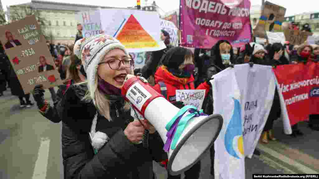 «Жіночий марш», як кажуть його організатори (зокрема міжнародні правозахисні організації та низка українських жіночих та ЛГБТ-об’єднань), має на меті привернути увагу до проблем рівності прав жінок і чоловіків та домашнього насильства. Цьогорічне гасло: «У пандемії жіноче обличчя»  