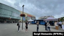 Автобус зупиняється біля людних місць – торговельних центрів, зоопарків та масових заходів