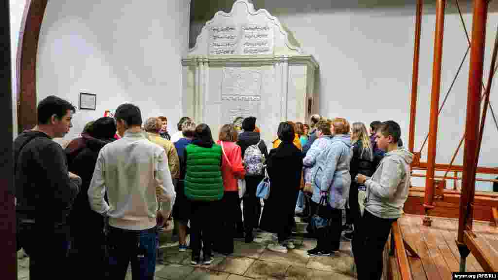 Экскурсионная группа остановилась возле знаменитого «Фонтана слез», воспетого российским поэтом Александром Пушкиным