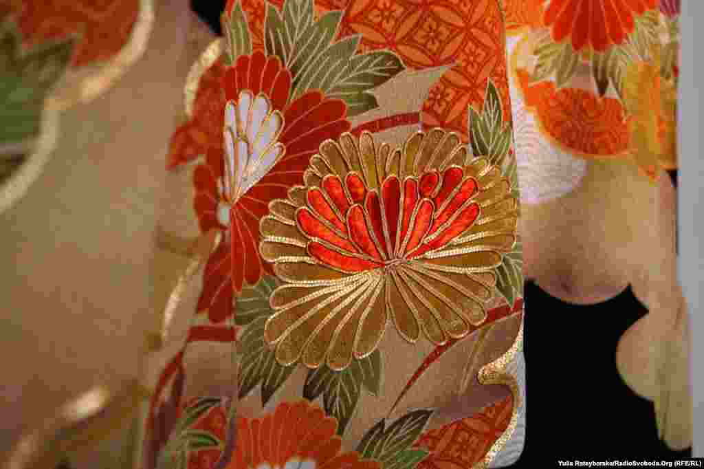 Вишите кімоно. Традиційний орнамент – стилізована хризантема. Це символ оновлення, довголіття