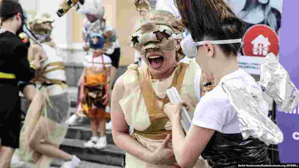 0 800 500 335 (386 з мобільного) – «гаряча лінія» з попередження домашнього насильства, торгівлі людьми та ґендерної дискримінації