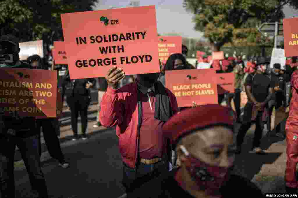 У Преторії люди вийшли на демонстрацію під американське посольство, підтримуючи вимоги протестів, спричинених загибеллю у США афроамериканця Джорджа Флойда. ПАР, 8 червня 2020 року