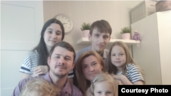 Семья Чижовых, которые добиваются единовременной социальной выплаты